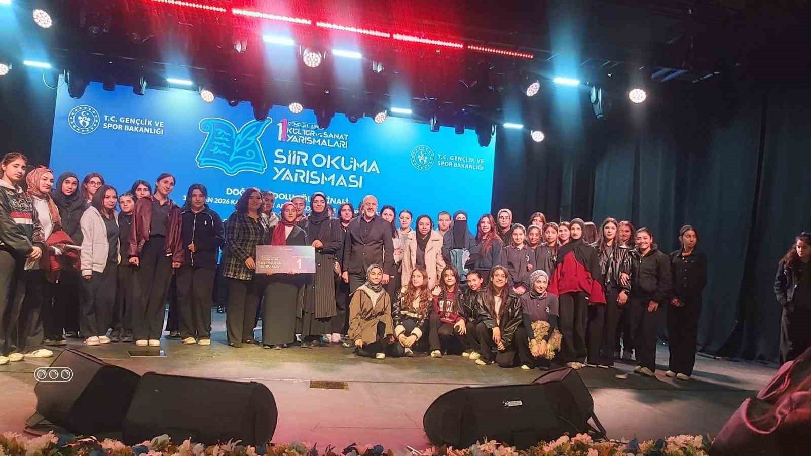 Akyakalı Aleyna Kurtbaş şiir okuma yarışmasında bölge birincisi oldu
?v=1