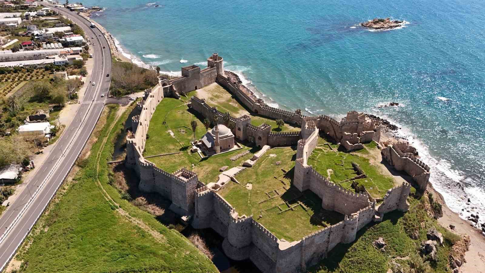 Mamure Kalesi camisinde 700 yıldır ibadet sürüyor
?v=1