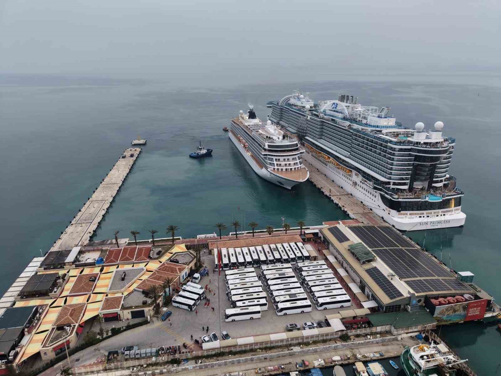 Kuşadası’na 2 kruvaziyer 5 bin 297 turist getirdi
?v=1