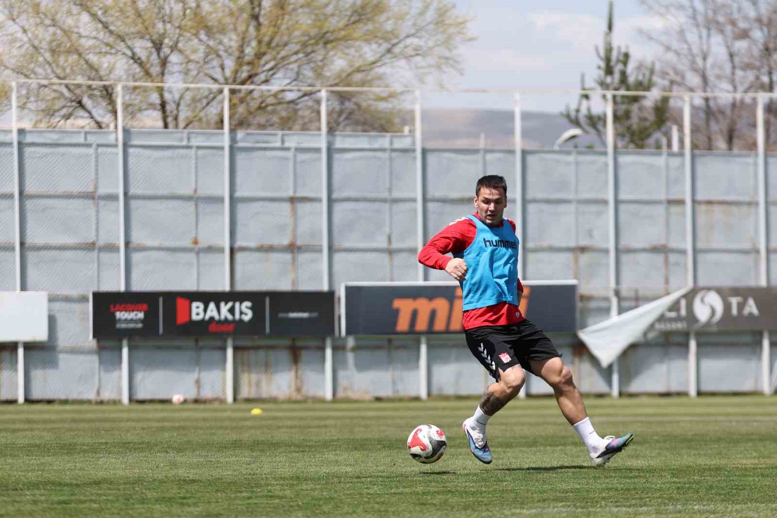 Sivasspor’da Rey Manaj idmanlara başladı
?v=1