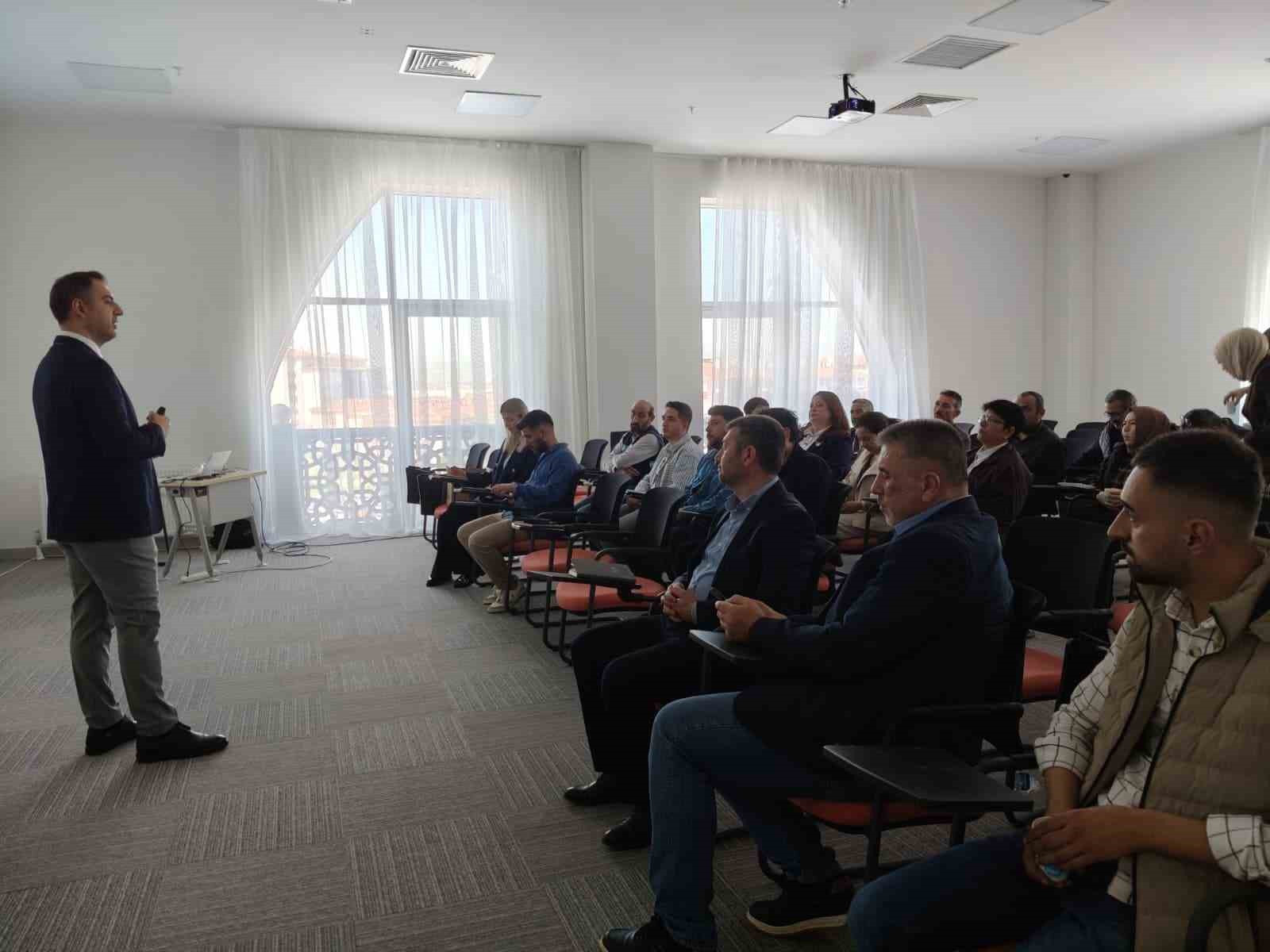 Sincan Belediyesinden ‘Bilimsel İlaçlama Yöntemleri ve Saha Koordinasyonu’ eğitimi
?v=1