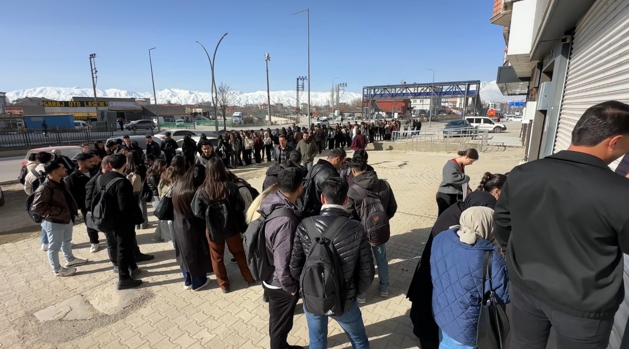 Yüksekova’da kütüphane önünde kuyruk
?v=1