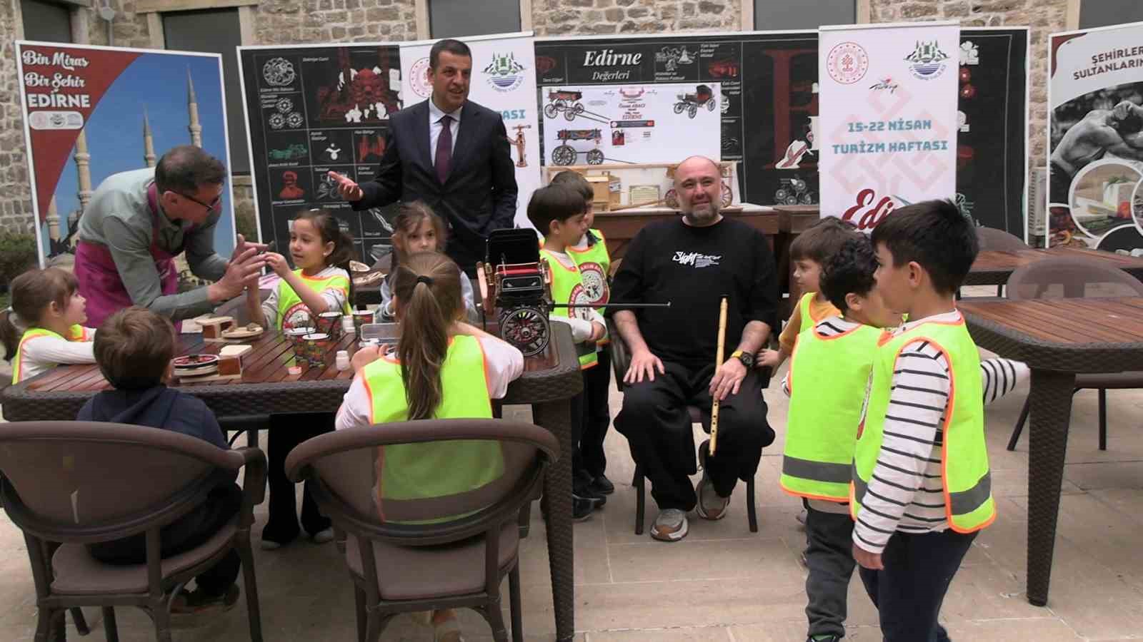 Edirne’de geçmişin izleri minik ellerle boyandı
?v=1