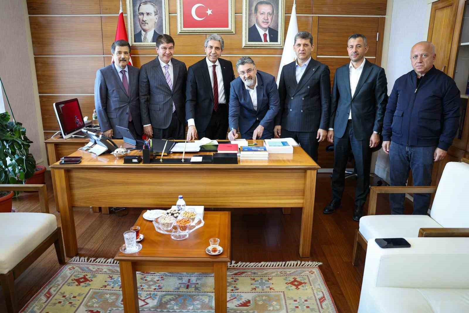 AK Parti’ye katılan Serik Belediye Başkanı Kumbul:  Hemşehrilerimize en iyi hizmeti sunmak amacıyla yeni bir yol yürümeye karar verdim 
?v=1