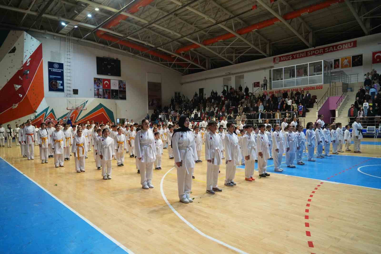 Muş’ta 300 karateciden öğretmenlerine anlamlı sürpriz
?v=1