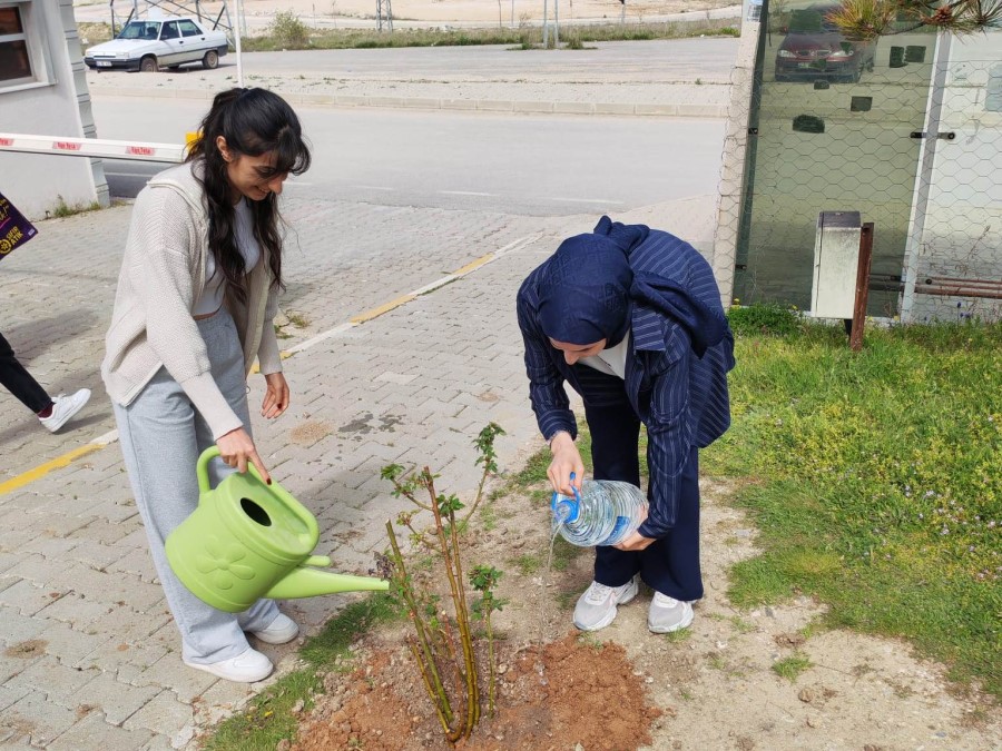 Emet MYO kampüsüne gül fidanı dikimi
?v=1