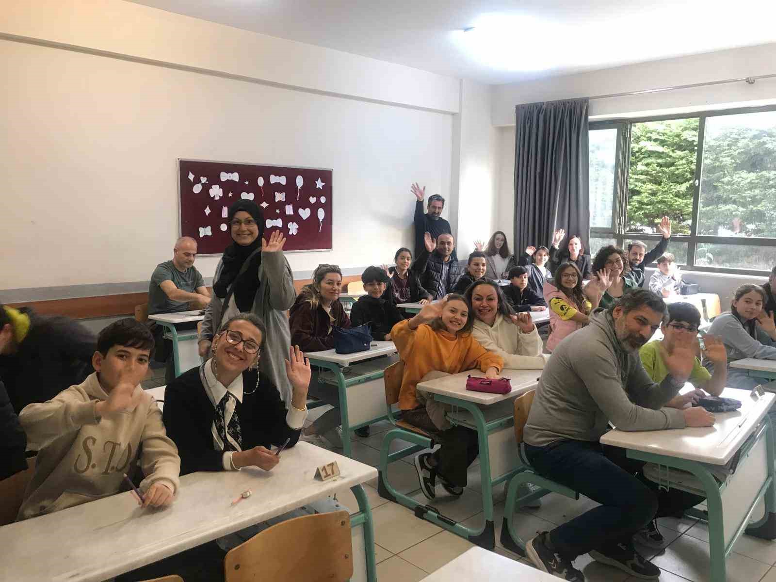 Bu okulda veliler çocuklarıyla sınava girdi...
?v=1