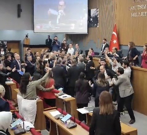 İzmir Büyükşehir Belediyesi Meclis Toplantısında arbede
?v=1