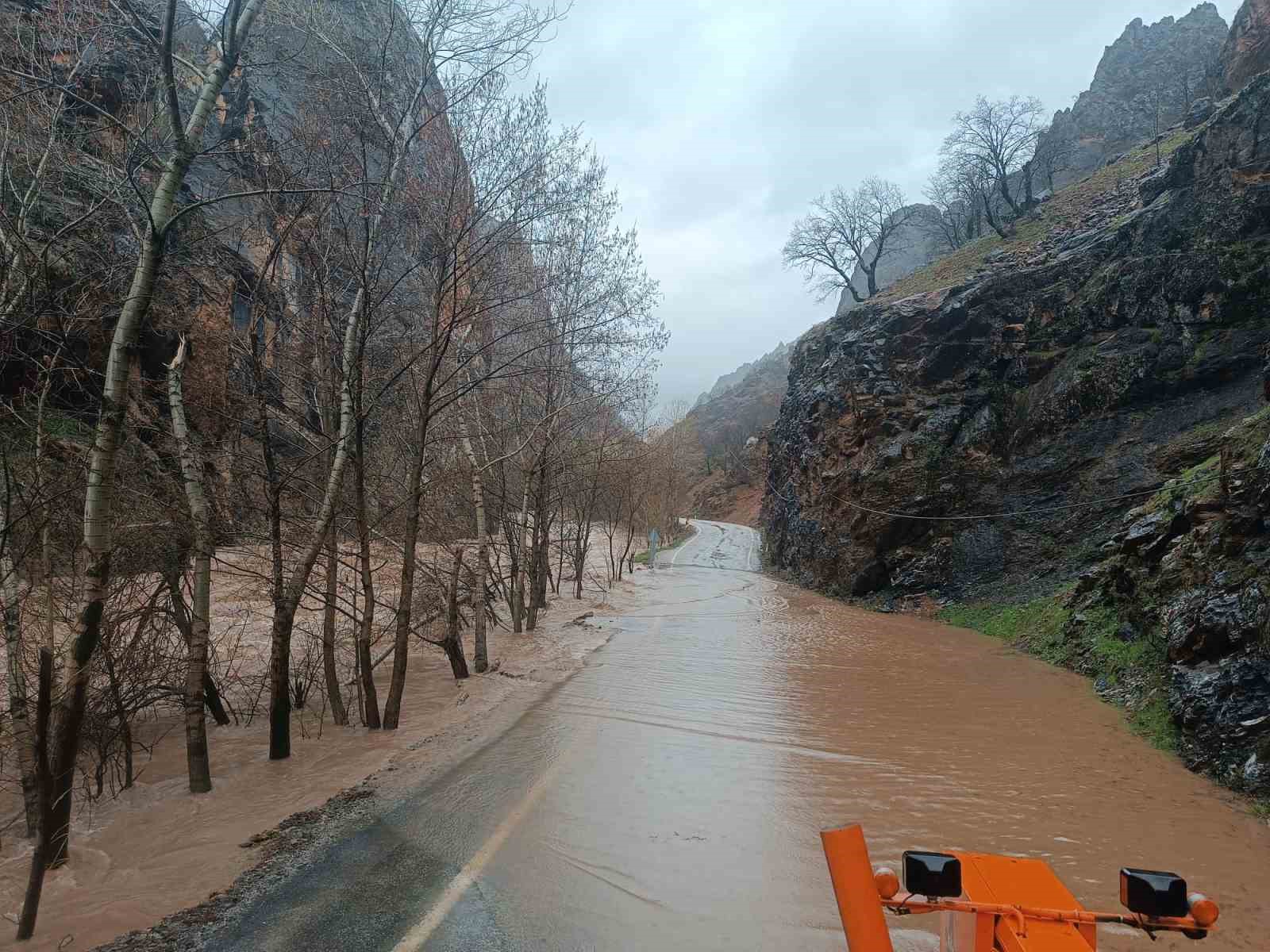 Munzur Nehri taştı, Tunceli-Ovacık yolunda ulaşım durduruldu
?v=1