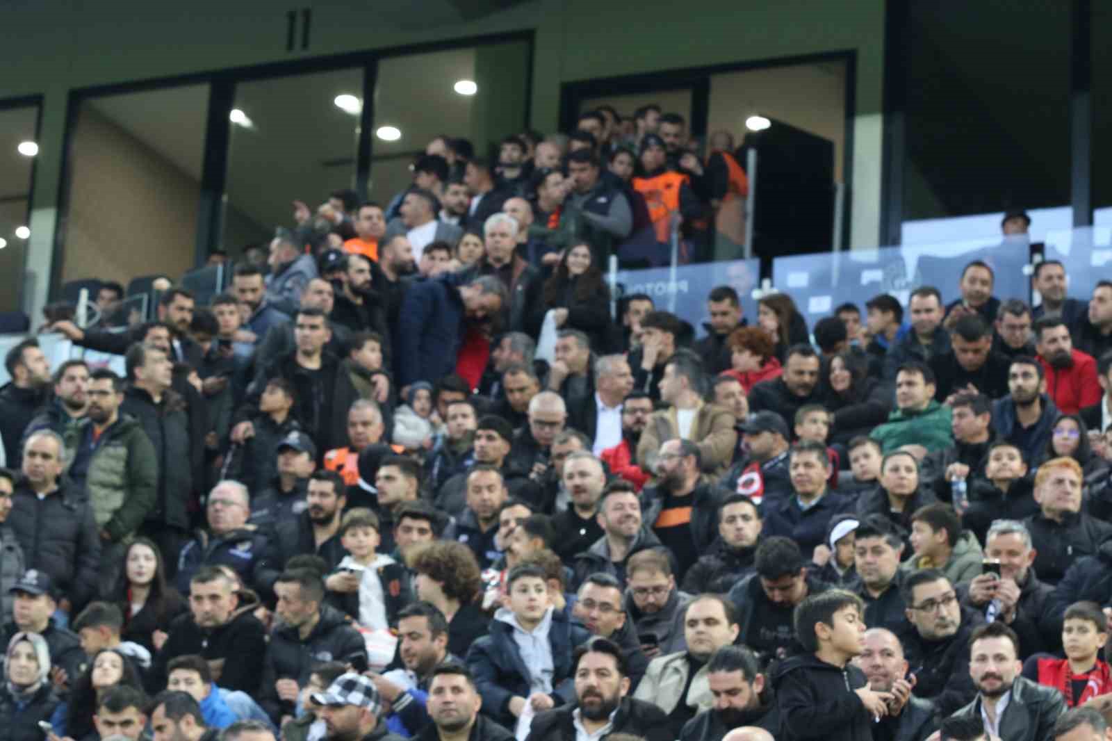 Gençlerbirliği - Galatasaray maçında VIP tribünde izdiham
?v=1