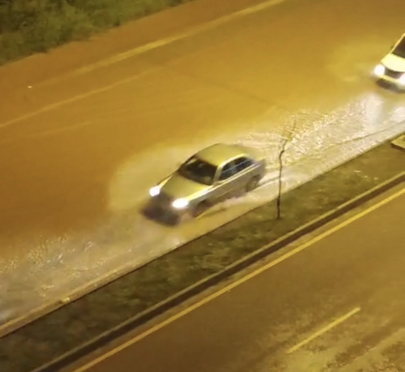 Adana’da şiddetli yağmur cadde ve sokakları göle çevirdi
?v=1