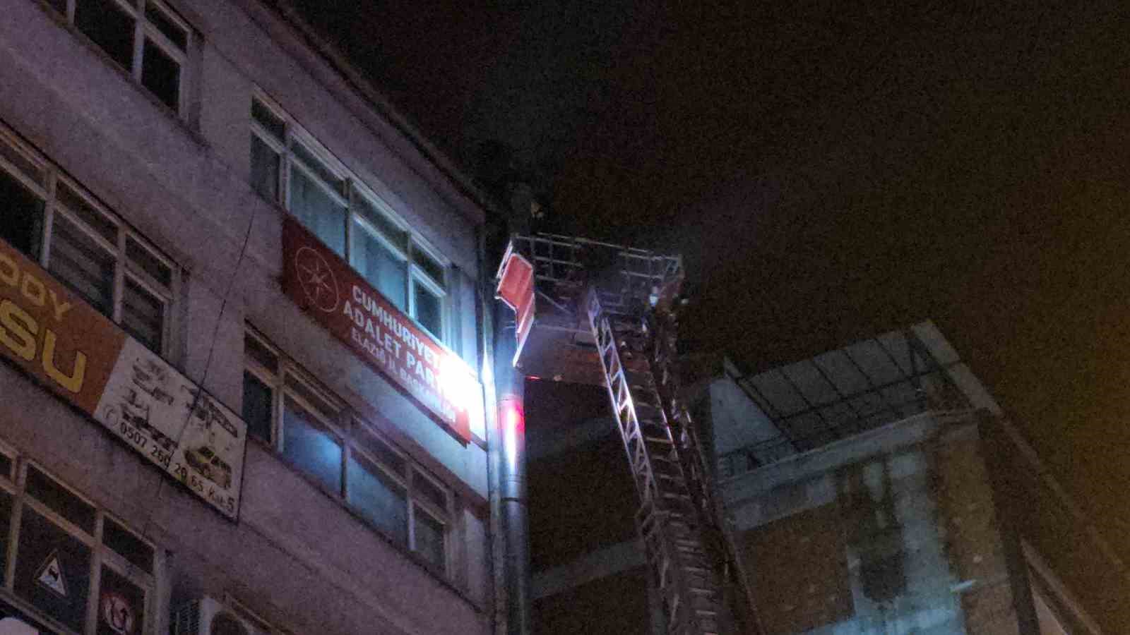 Elazığ’da bacadan yükselen yoğun duman korkuttu
?v=1