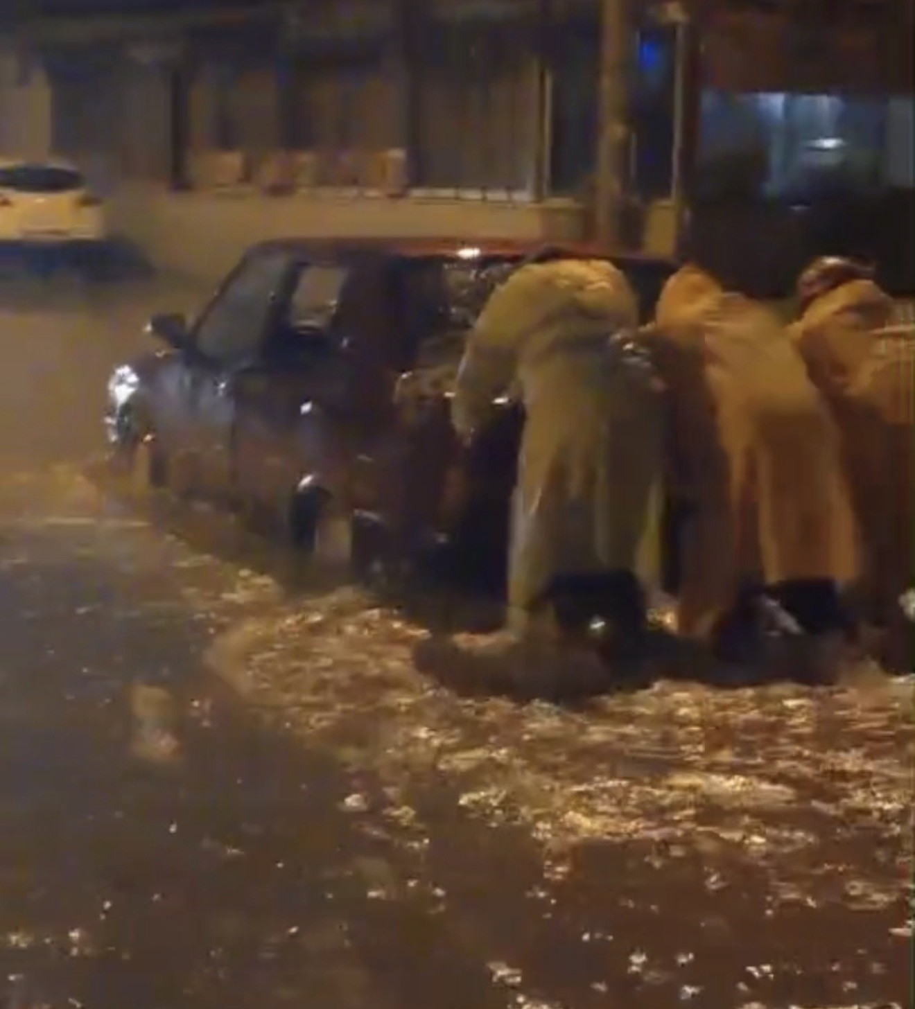 Minibüste mahsur kalan 4 kişiyi itfaiye kurtardı
?v=1