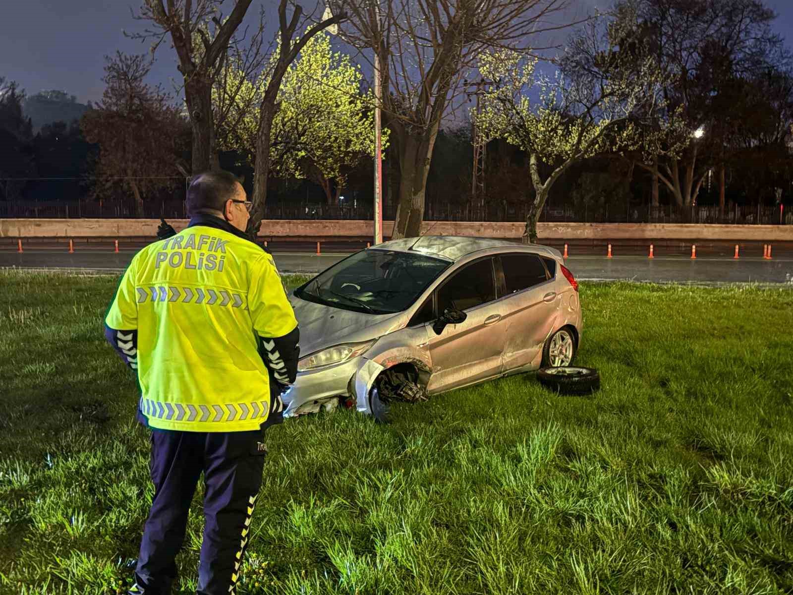 Kayseri’de kaza yapan sürücü otomobilini bırakıp kaçtı
?v=1