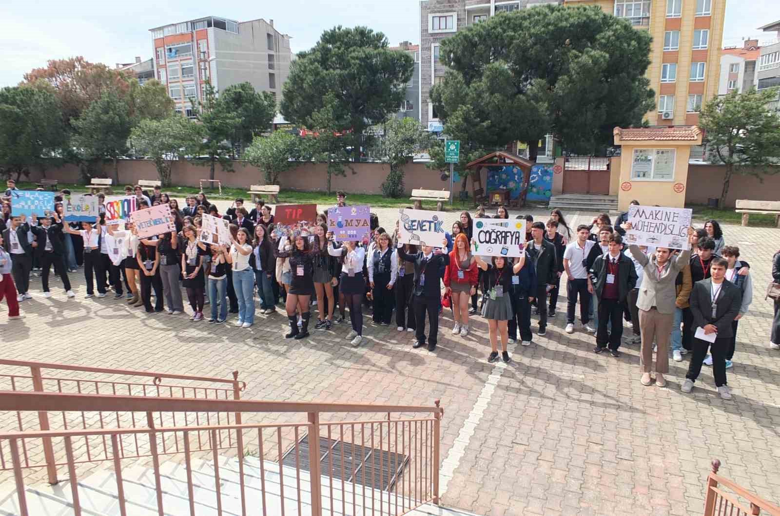 Burhaniye’ de çalıştay öğrencileri akademisyenlerle buluşturdu
?v=1