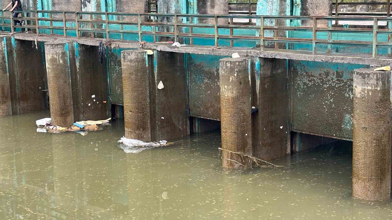 Sulama kanalında kaybolan çocuğun cansız bedeni bulundu
?v=1