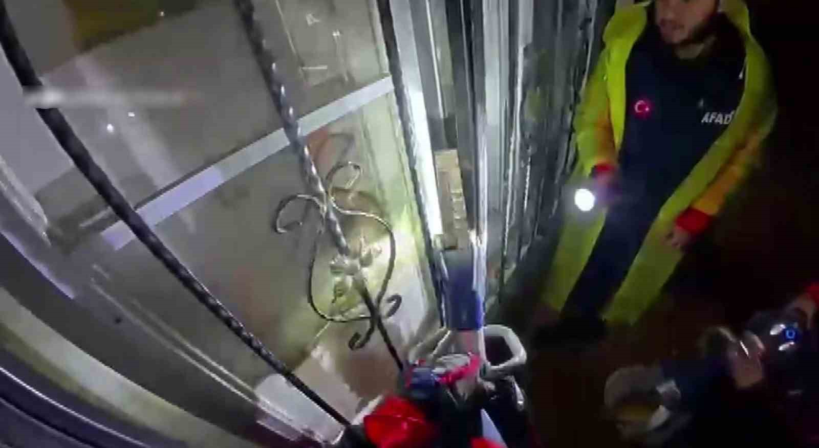 Evlerinde mahsur kalan vatandaşları AFAD kurtardı
?v=1