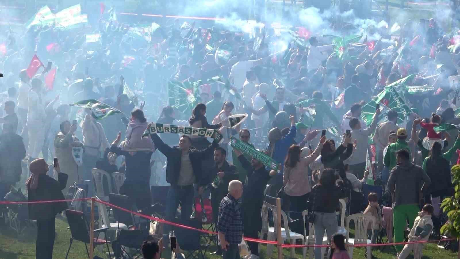 Bursaspor şampiyonluğunu böyle karşıladı
?v=1