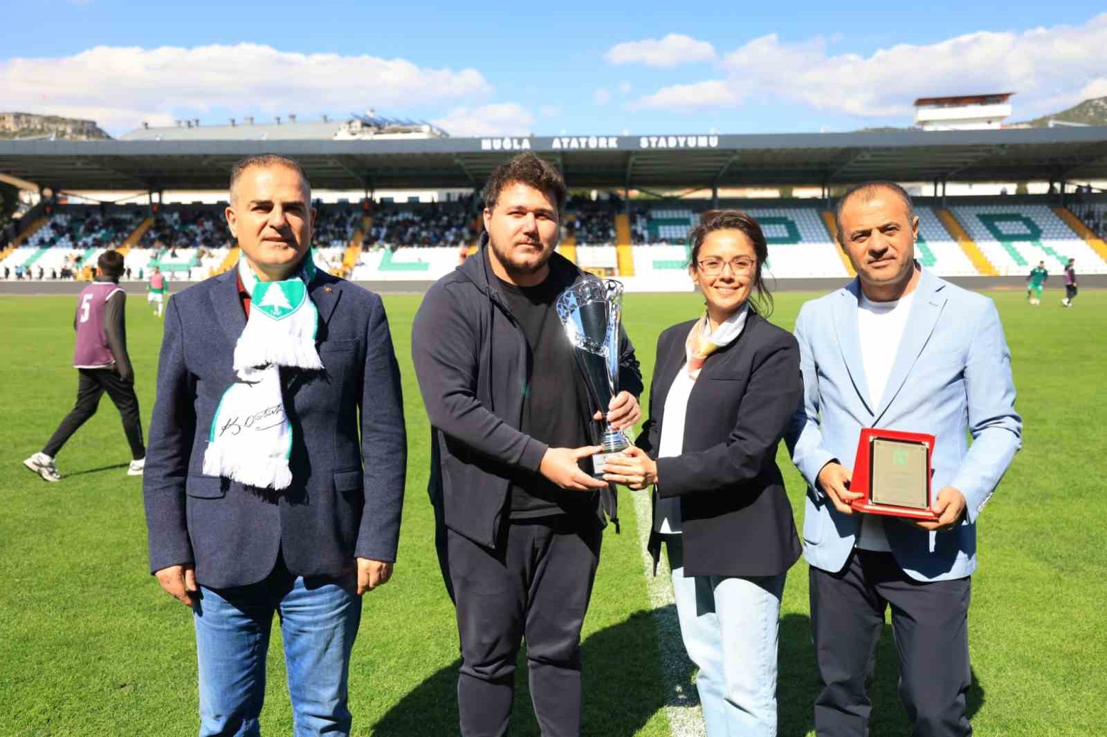 Muğlaspor Masa Tenisi Takımı şampiyonluk kupasını kaldırdı
?v=1