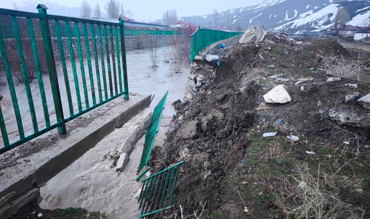 Yüksekova’da istinat duvarı çöktü
?v=1