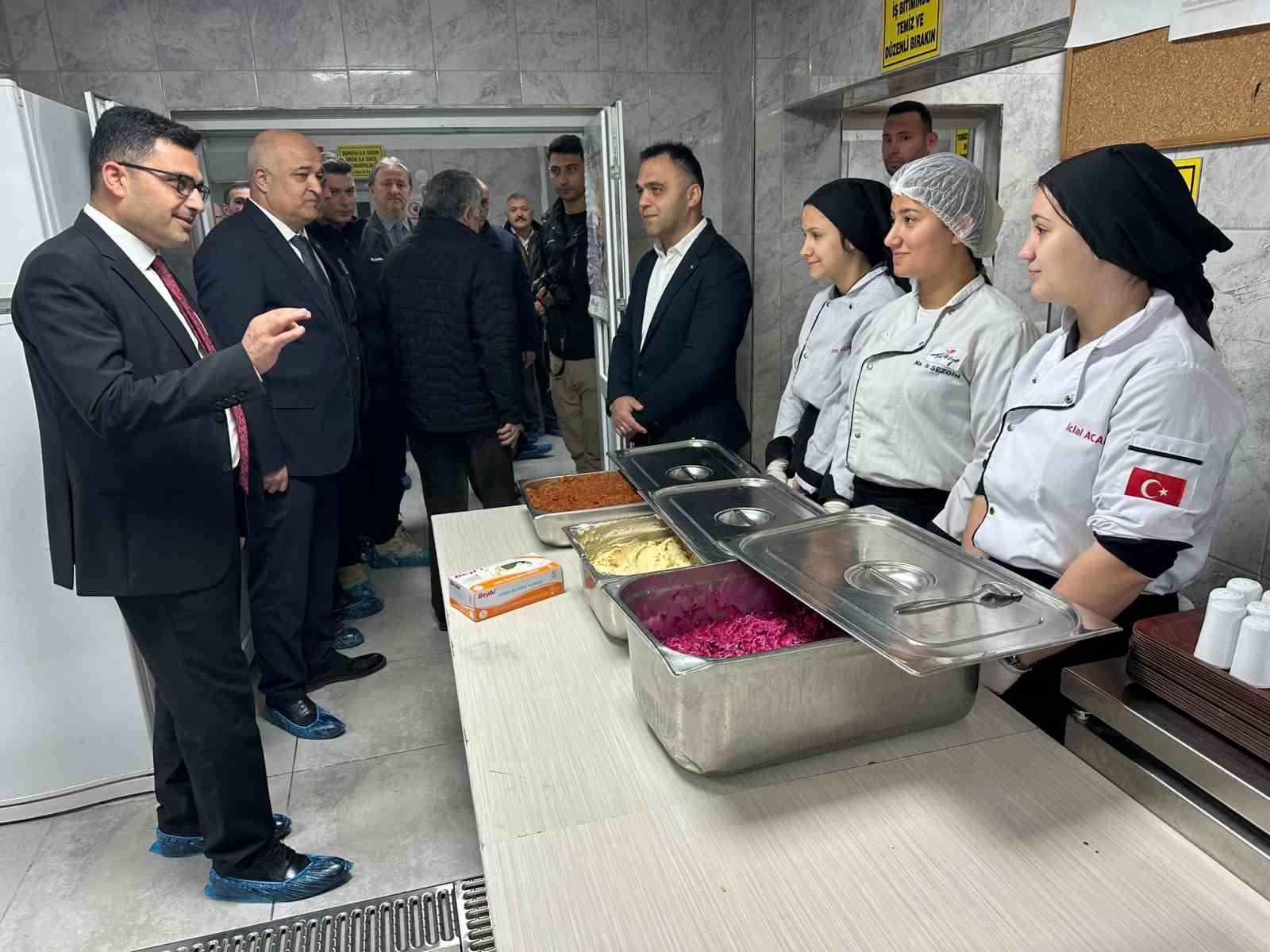 Aşçı adayı lise öğrencileri günde 10 bin kişi için yemek hazırlıyor
?v=1