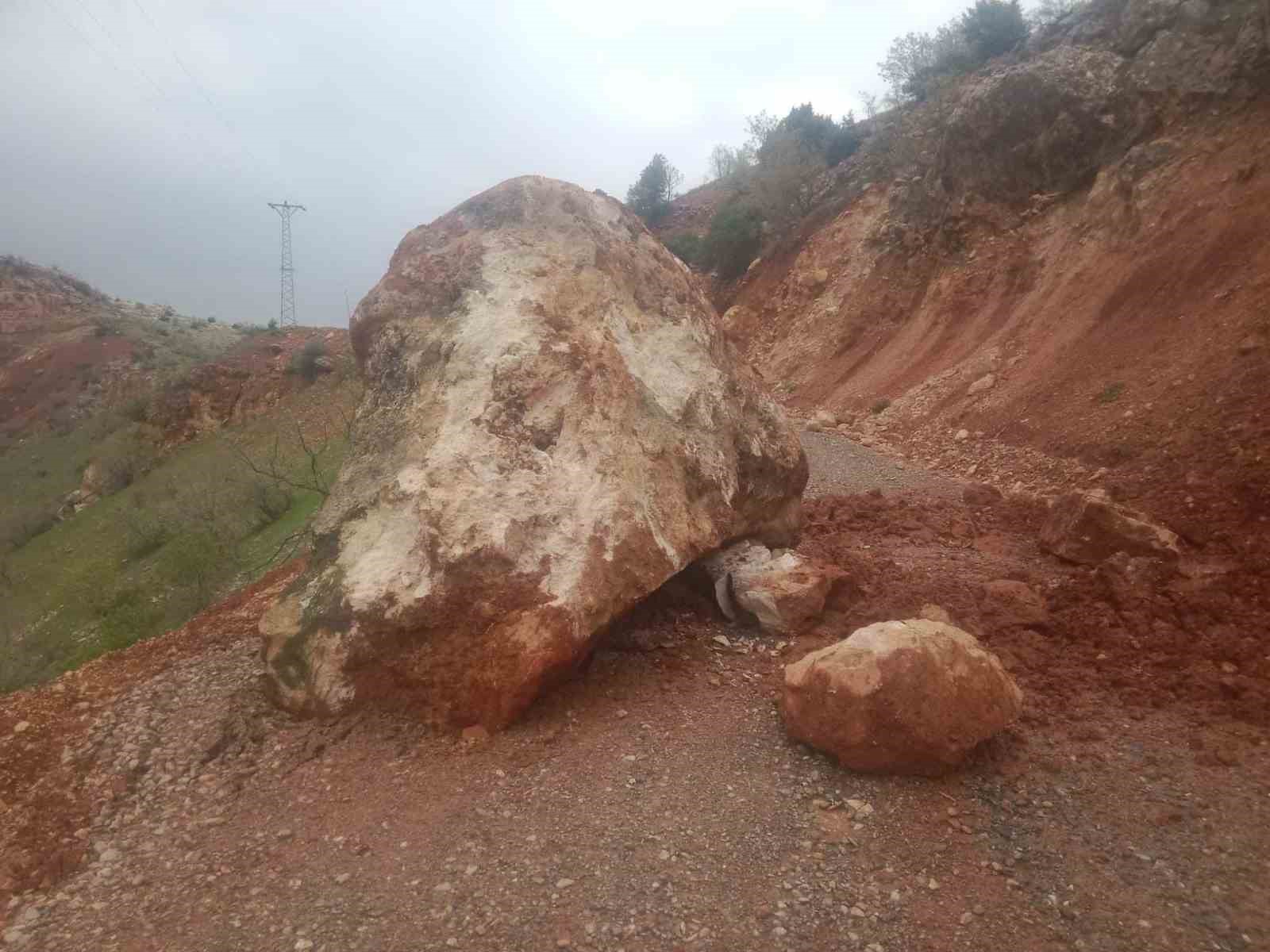 Siirt’te sel ve heyelanlar nedeniyle kapalı olan 70 köy yolu ulaşıma açıldı
?v=1