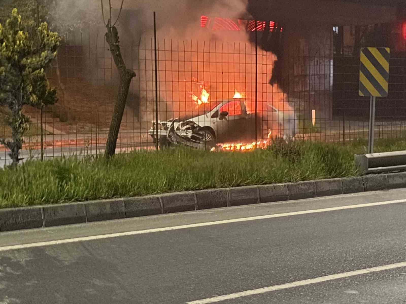 Kaza yapan otomobil alev topuna döndü: Yol trafiğe kapandı
?v=1
