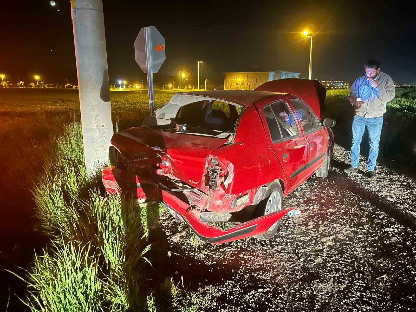 İki otomobil çarpıştı, iki kişi hastanelik oldu
?v=1