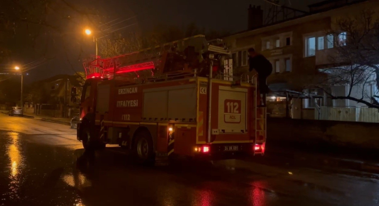 Erzincan’da mahsur kalan kedi itfaiye ekiplerince kurtarıldı
?v=1