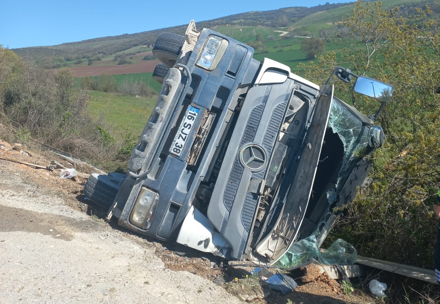 Beton mikseri şarampole yuvarlandı
?v=1