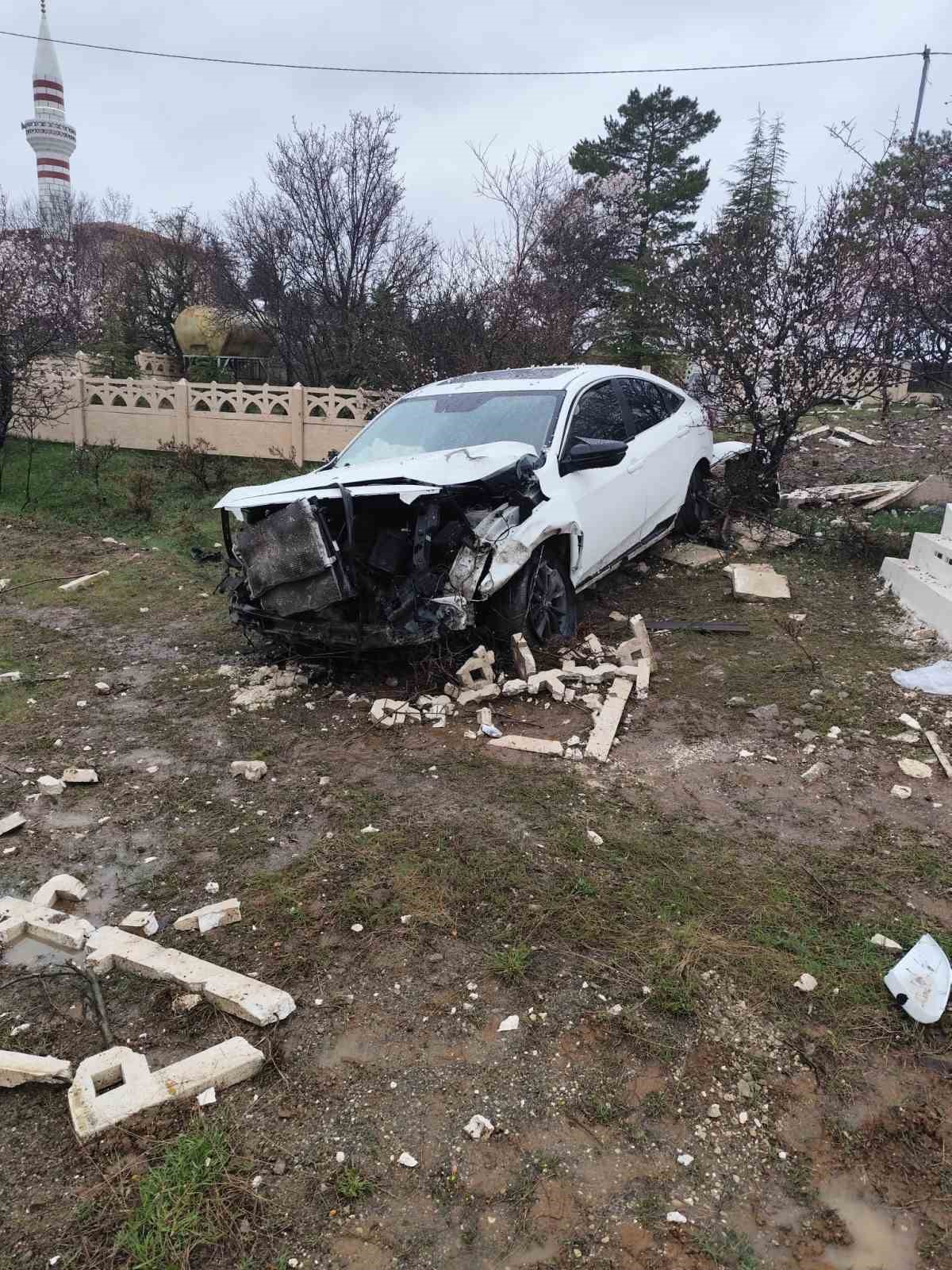Elazığ’da otomobil mezarlığa girdi: 2 yaralı
?v=1
