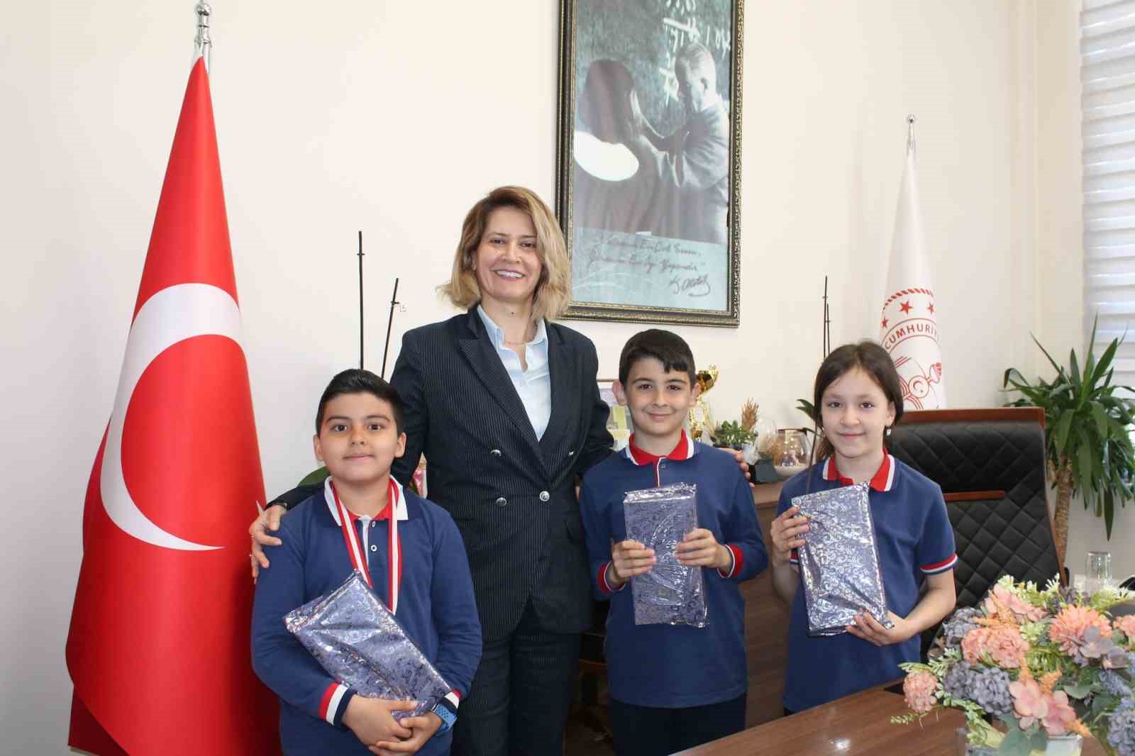 Altıntaş’ta dereceye giren öğrenciler ödüllendirildi
?v=1