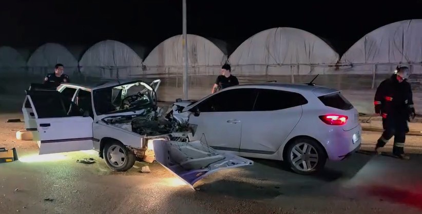 Antalya’da iki otomobilin kafa kafaya çarpıştığı kaza kamerada: 1 ölü
?v=1