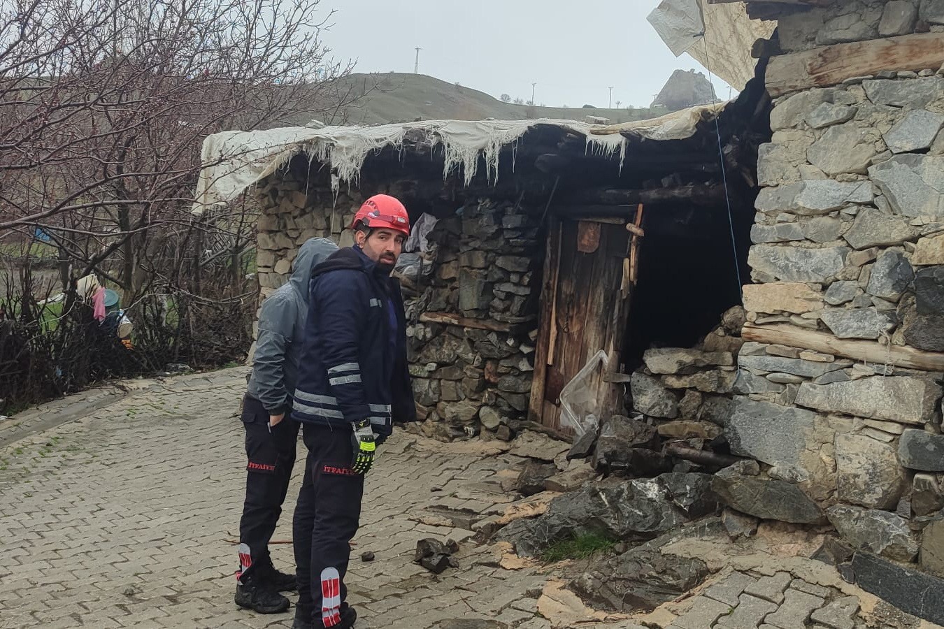 Van’da kümes ve tandır olarak kullanılan yapı çöktü
?v=1