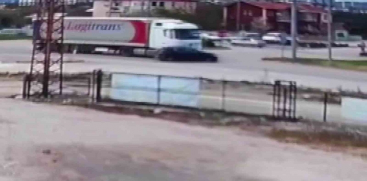 Tırın otomobili önüne katıp sürüklediği kaza kamerada?v=1