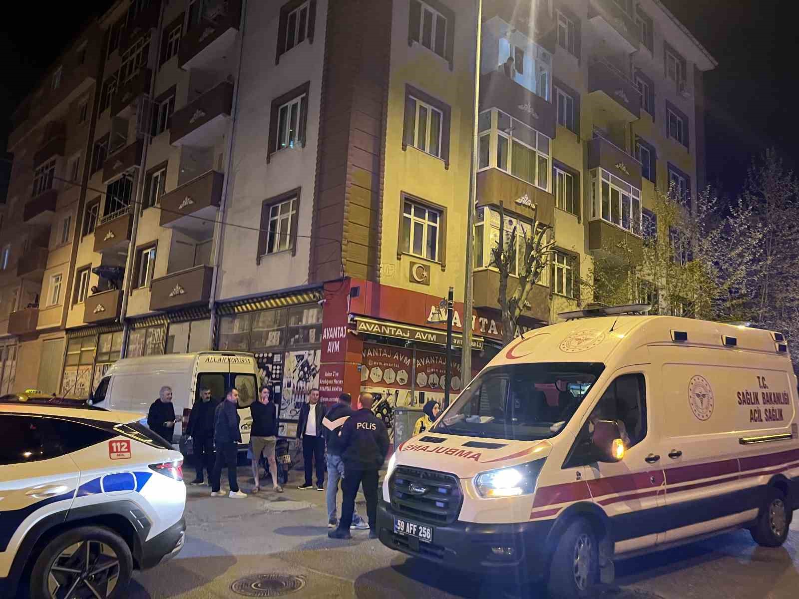 Trafikte garip olay: Taksiciye kızan yaya çılgına döndü
?v=1