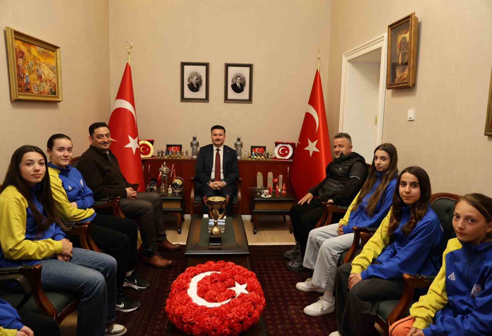 Gökçeada’nın şampiyon kızları kaymakamlık makamında ağırlandı
?v=1