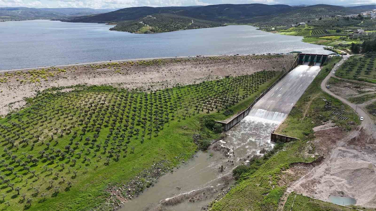 25 yıl sonra gerçekleşen tarihi anlara tanıklık etmek isteyen vatandaşlar, baraj kapaklarının açıldığı anları meraklı gözlerle izledi
?v=1
