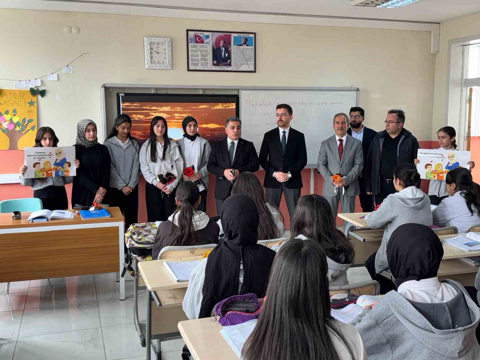 Çaldıran Müftülüğünden öğretmenlere  Geçmiş Olsun  çiçeği
?v=1