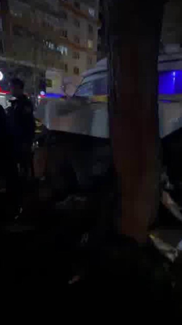 Yayaya çarpmamak için direksiyonu kardı, ağaca çarptı: 6 yaralı
?v=1