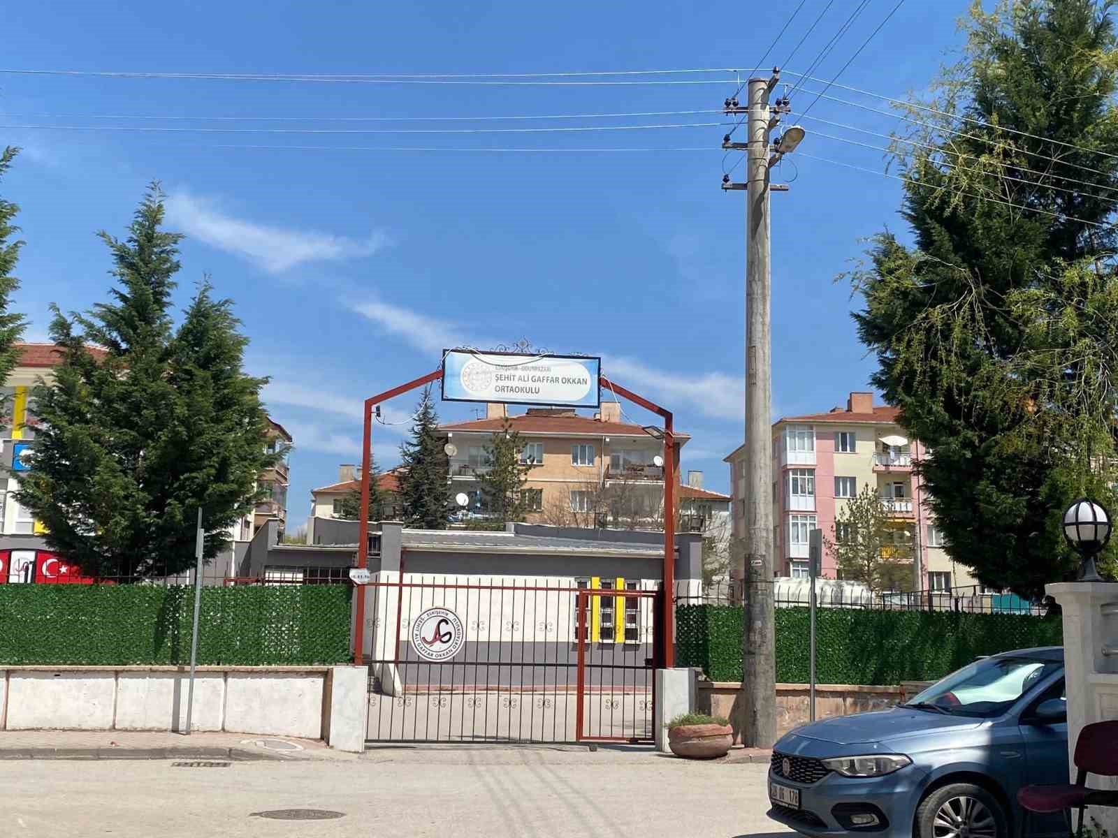 Okul çevresindeki ‘şüpheli’ ekipleri harekete geçirdi
?v=1