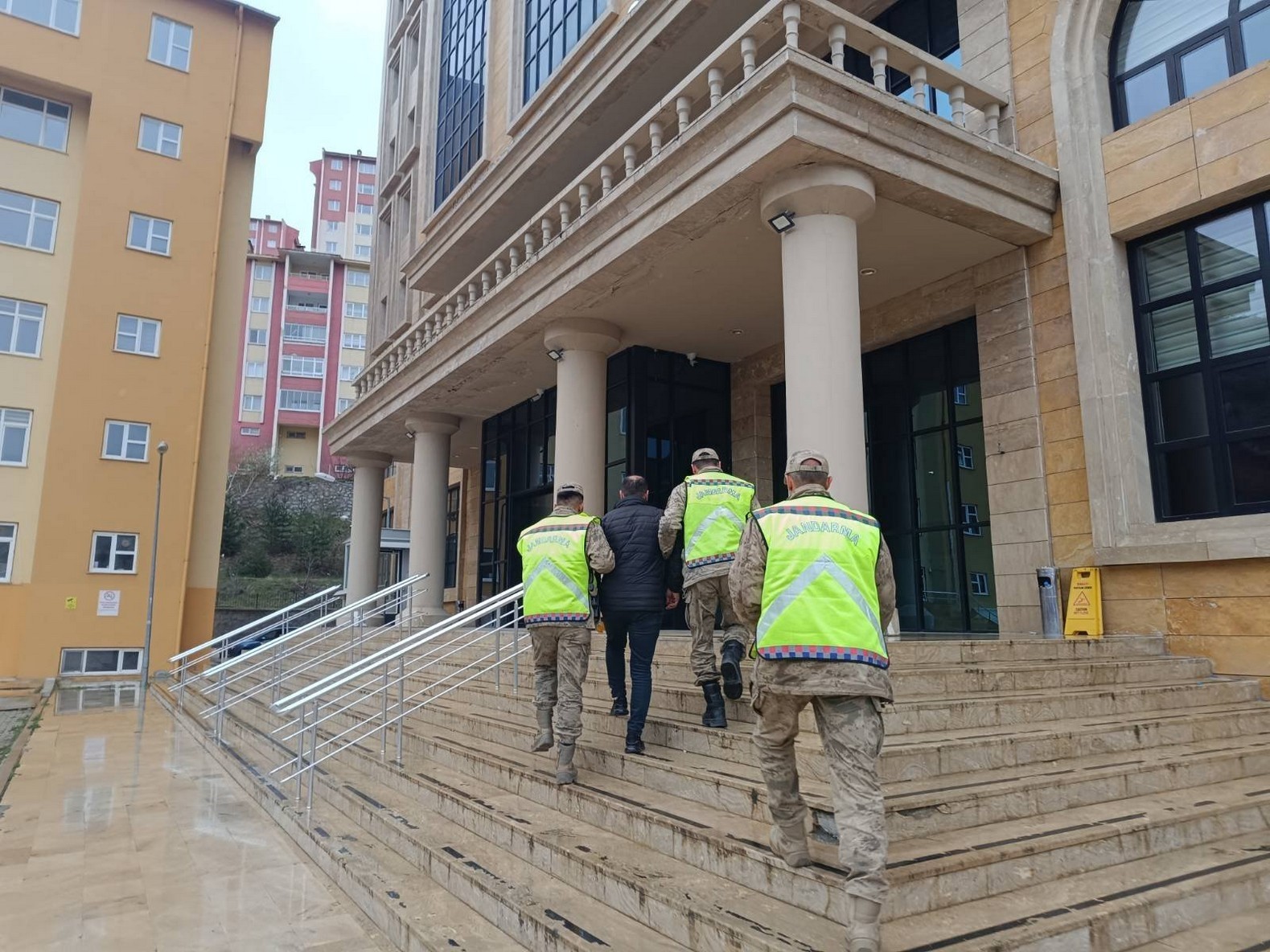 Kesinleşmiş hapis cezası olan firari yol kontrolünde yakayı ele verdi
?v=1