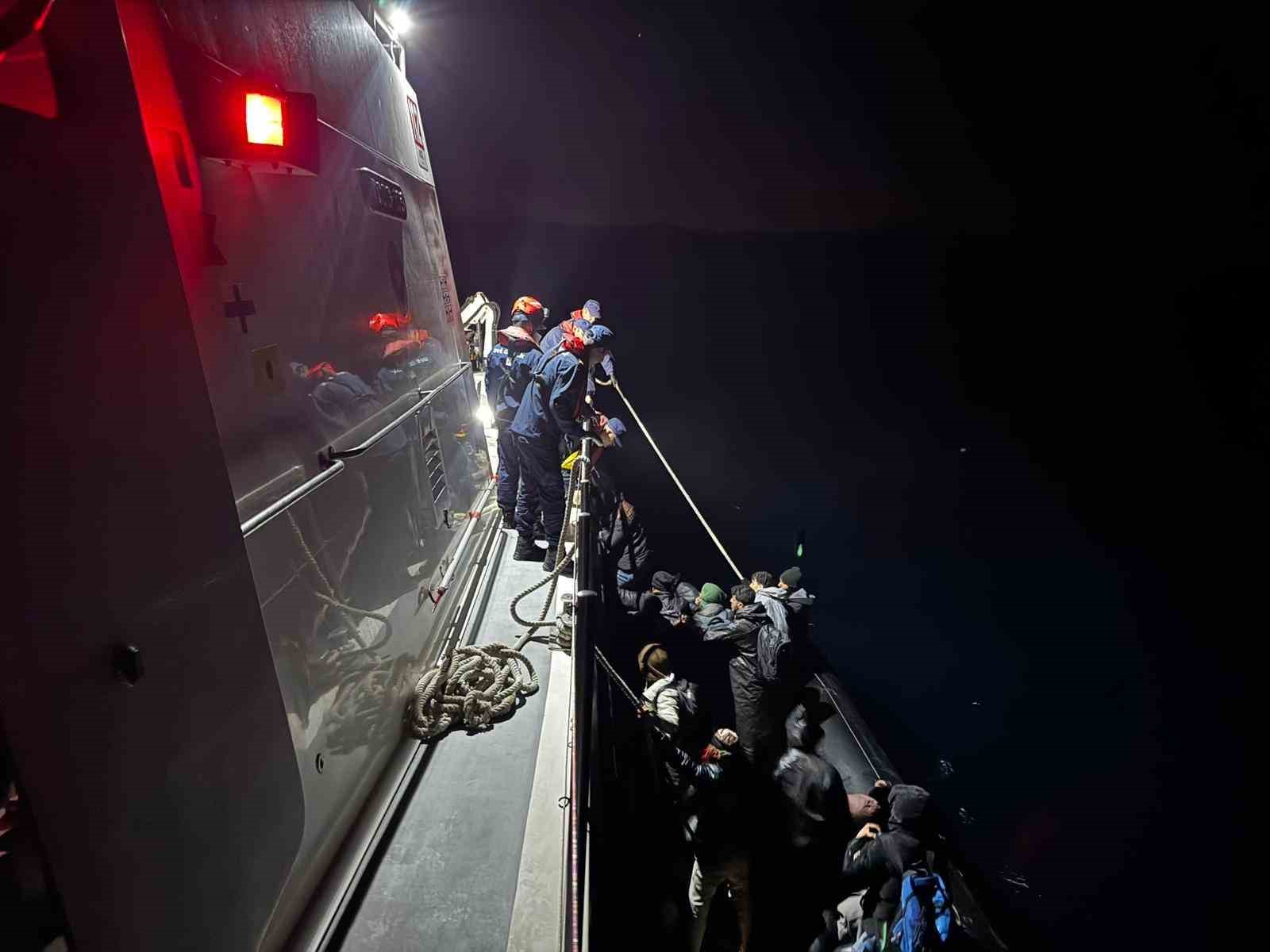 Urla açıklarında lastik botta 21 kaçak göçmen yakalandı
?v=1