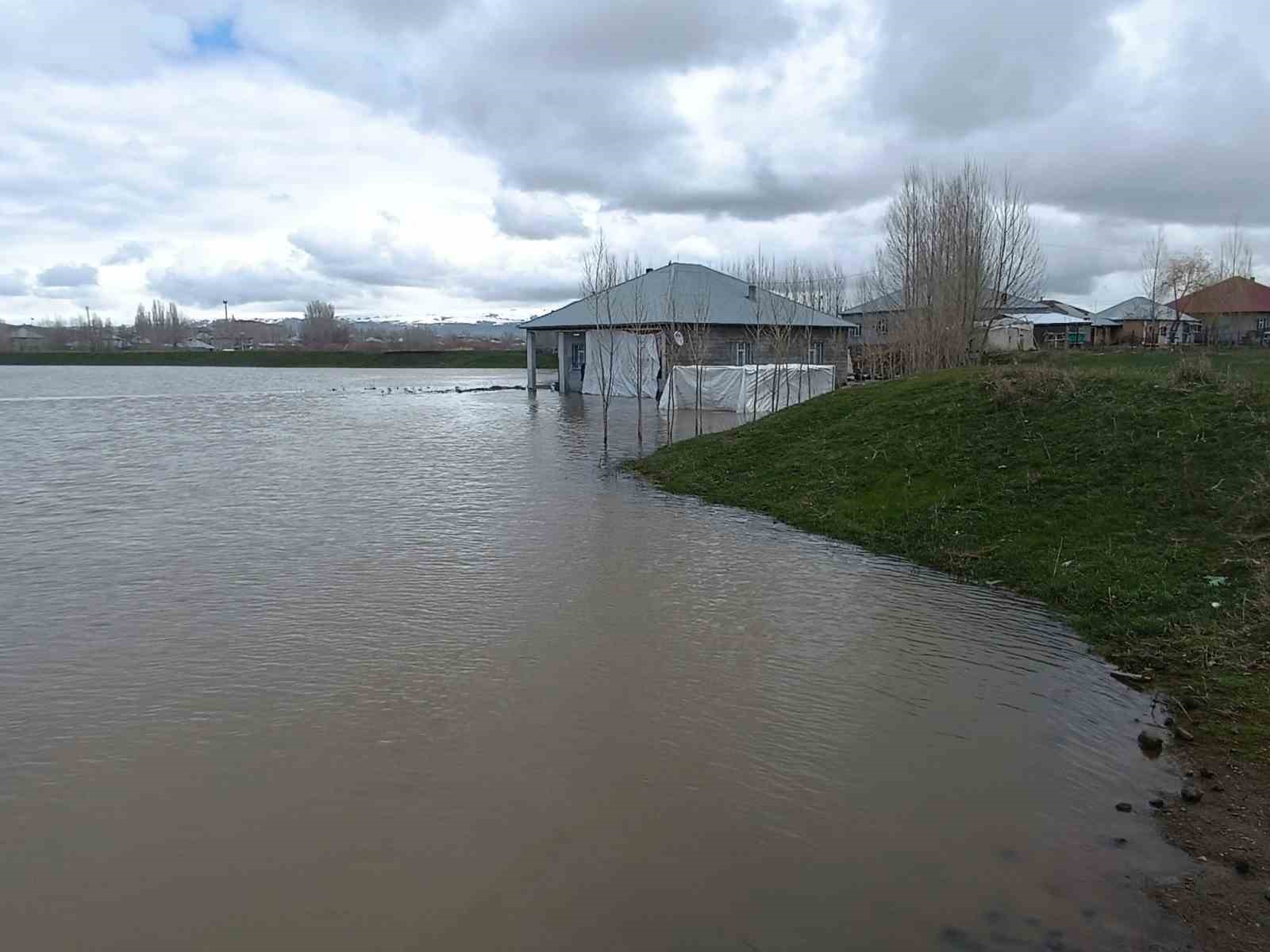 Patnos’ta sağanak taşkına neden oldu: Evleri su bastı
?v=1