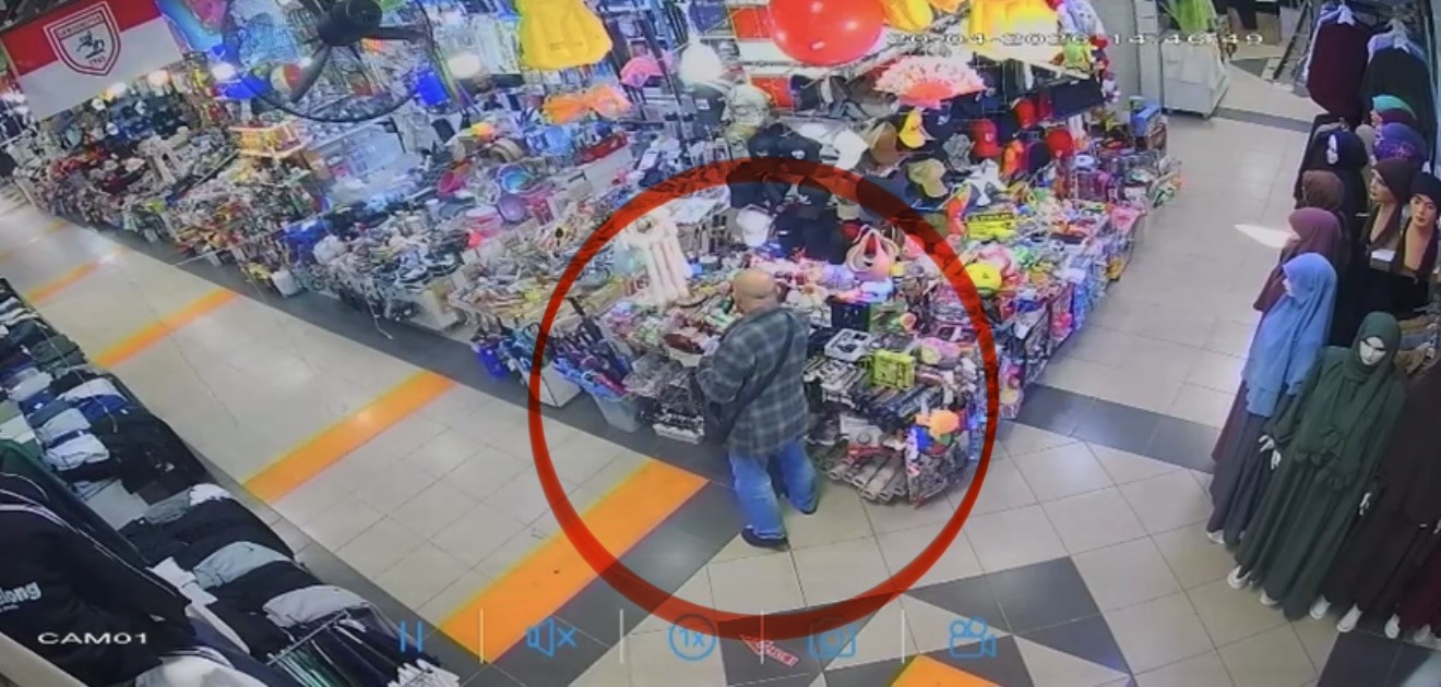 İş yeri sahibinden güvenlik kamerasına yakalanan hırsıza çağrı:  Çaldığın radyonun parasını getir 
?v=1