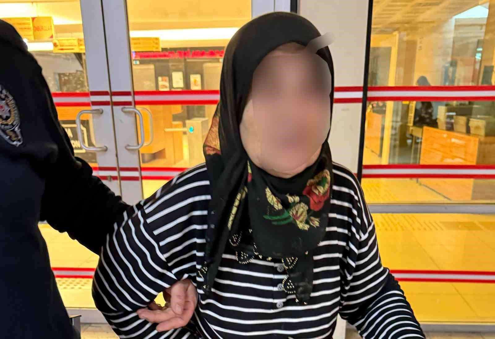 Yaşlı kadın, kendisine terlik atan yeğenini bıçakladı
?v=1