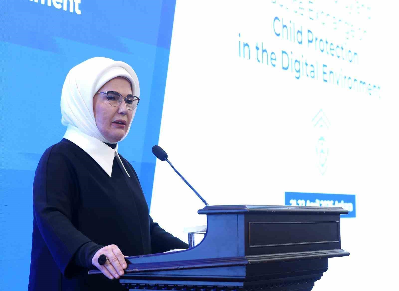 Emine Erdoğan:  Özellikle teknoloji şirketlerinin hesap verebilir olmaları ve çocuk dostu tasarım yapmaları bir zorunluluktur 
?v=1