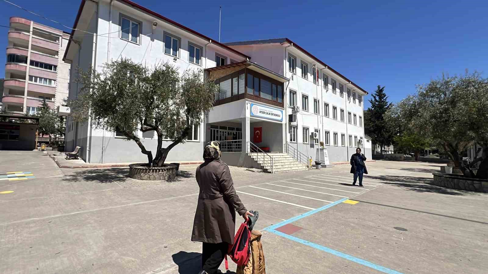 Kahramanmaraş’taki saldırının ardından veliler öğrencilerin eşyalarını okuldan almaya başladı
?v=1