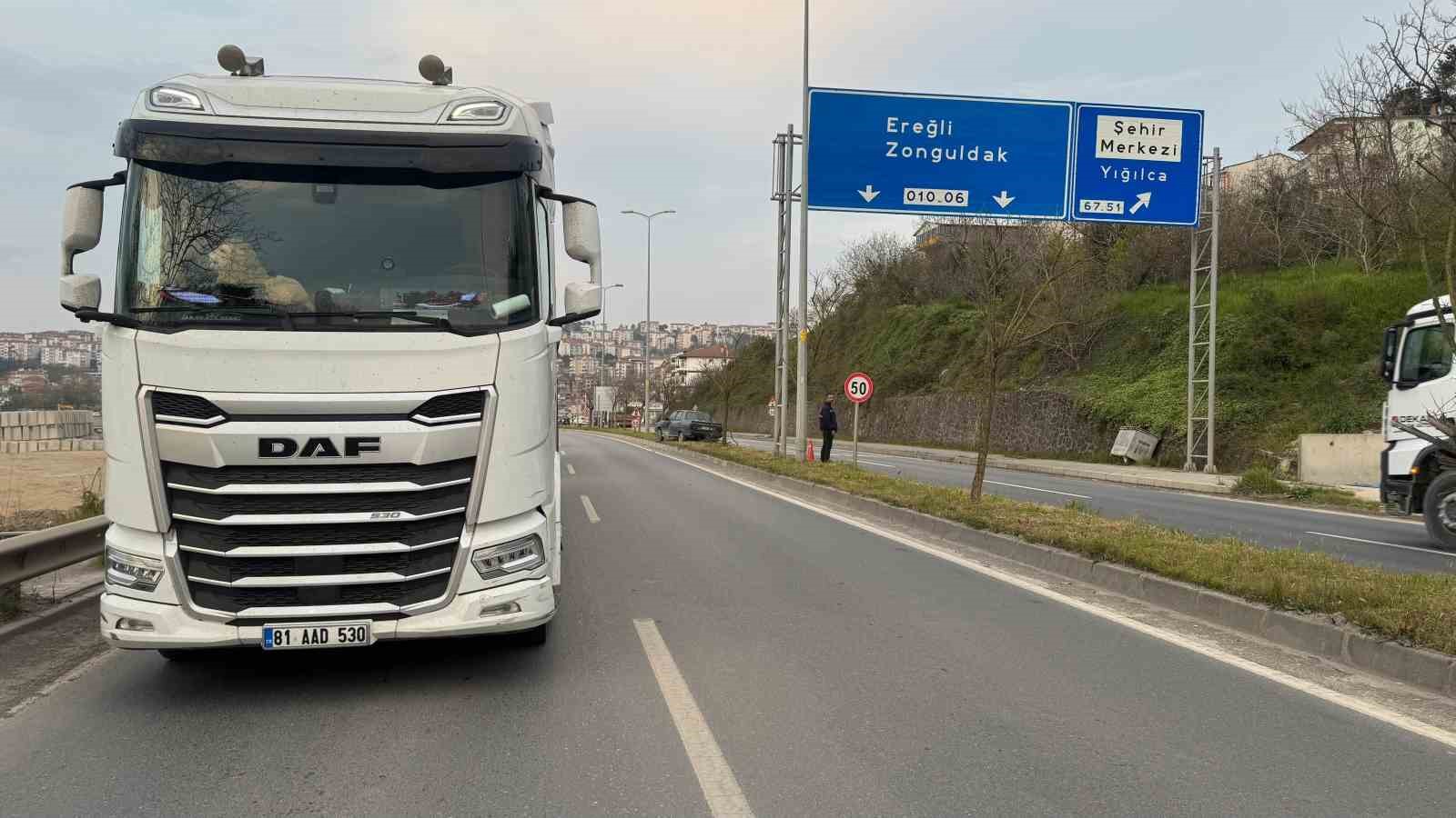 Tırın kör noktasına giren otomobil refüje çıktı
?v=1