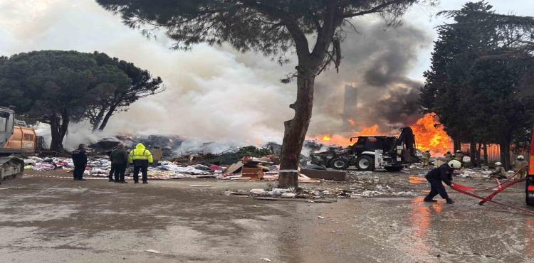 Kartal’da çöplük alanda korkutan yangın: Gökyüzü dumanlarla kaplandı?v=1